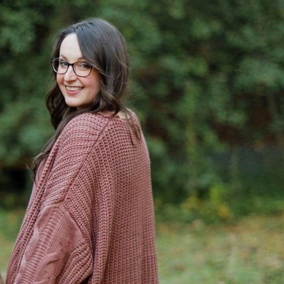 Meet your Posher, Courtney - Picture 2 of 4